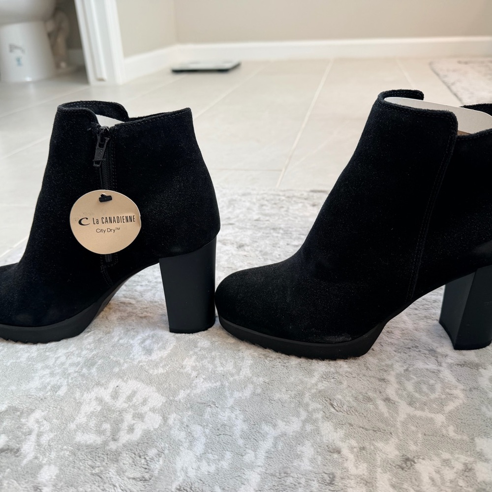 La CANADIENNE Black Ankle Booties